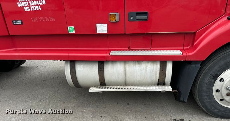 image for item DV5867 2000 Volvo VNL semi truck