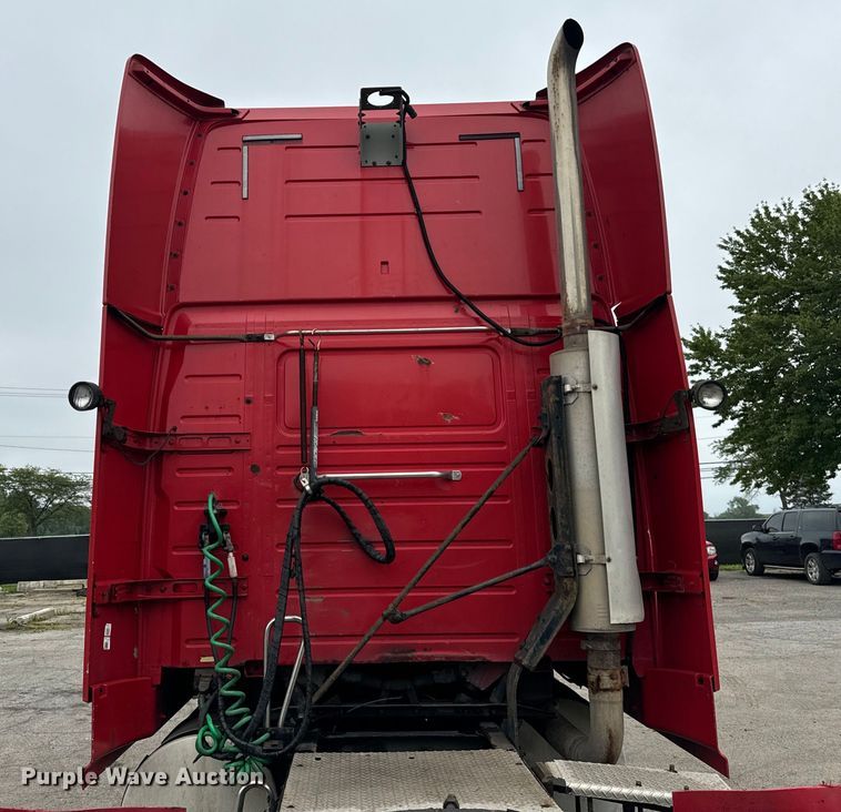 image for item DV5867 2000 Volvo VNL semi truck