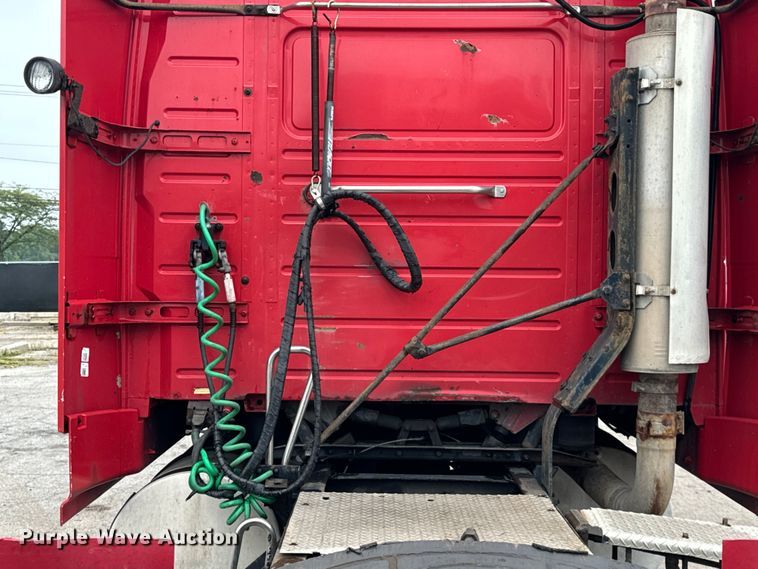 image for item DV5867 2000 Volvo VNL semi truck