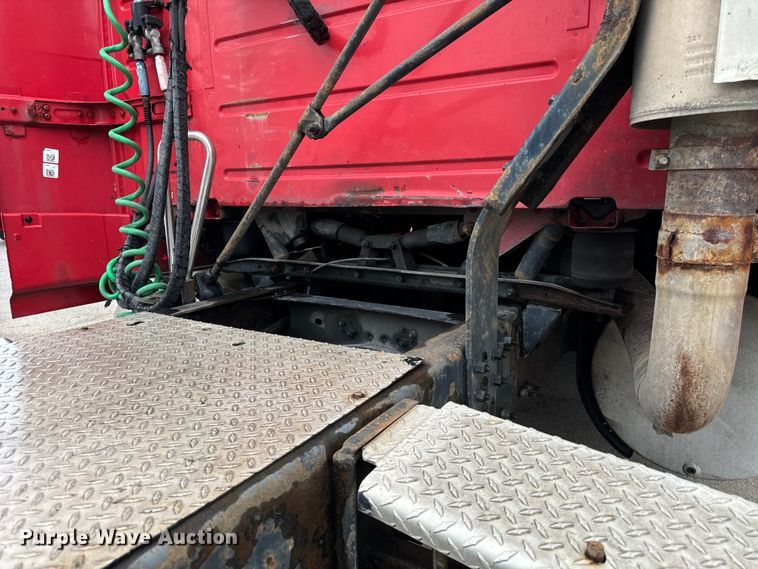 image for item DV5867 2000 Volvo VNL semi truck