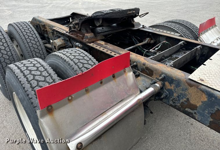 image for item DV5867 2000 Volvo VNL semi truck