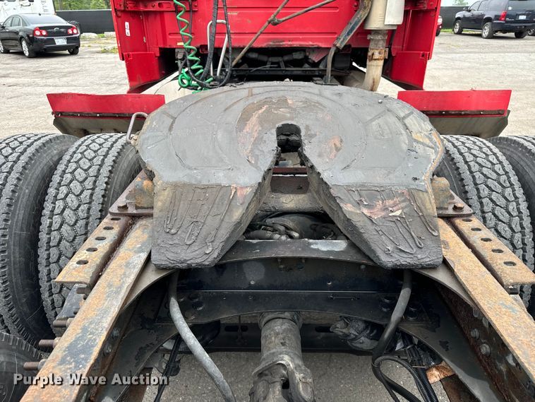 image for item DV5867 2000 Volvo VNL semi truck