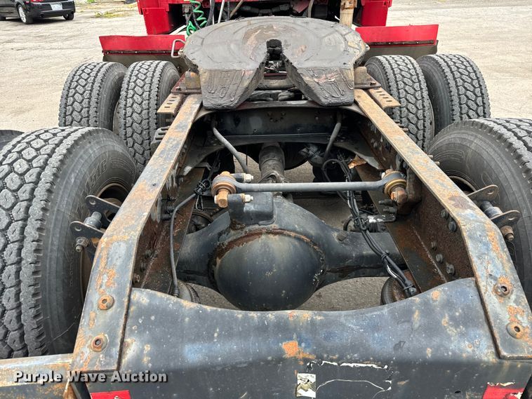 image for item DV5867 2000 Volvo VNL semi truck