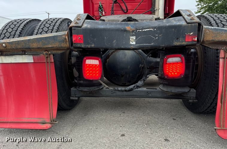 image for item DV5867 2000 Volvo VNL semi truck