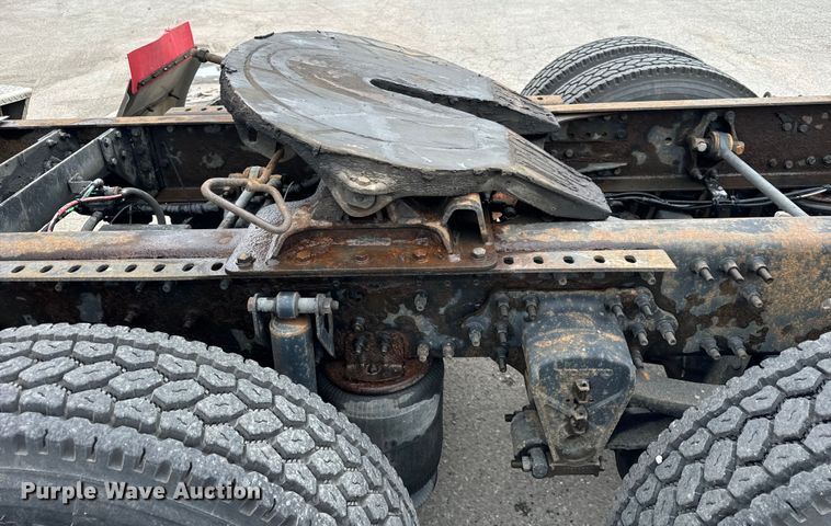 image for item DV5867 2000 Volvo VNL semi truck