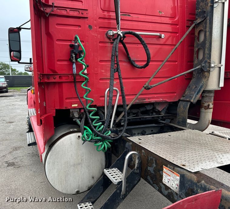 image for item DV5867 2000 Volvo VNL semi truck