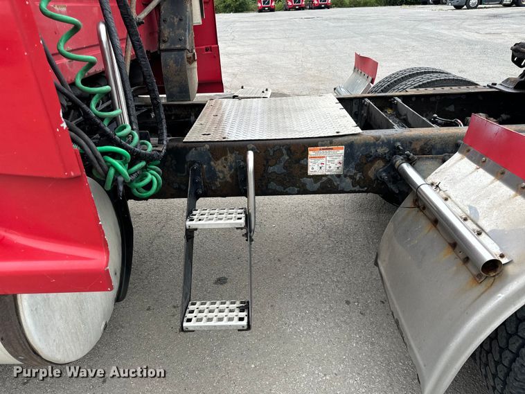 image for item DV5867 2000 Volvo VNL semi truck