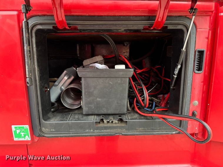 image for item DV5867 2000 Volvo VNL semi truck