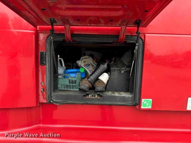 image for item DV5867 2000 Volvo VNL semi truck