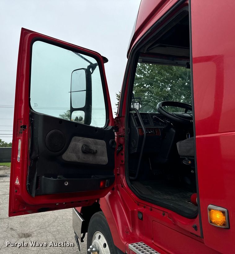 image for item DV5867 2000 Volvo VNL semi truck