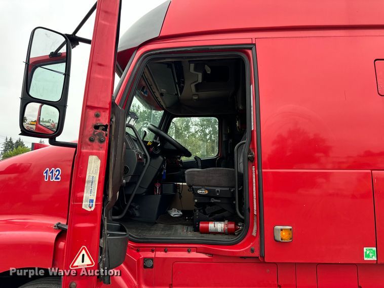 image for item DV5867 2000 Volvo VNL semi truck