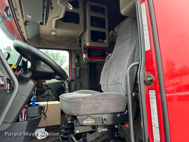 image for item DV5867 2000 Volvo VNL semi truck