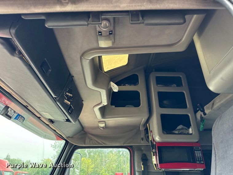 image for item DV5867 2000 Volvo VNL semi truck