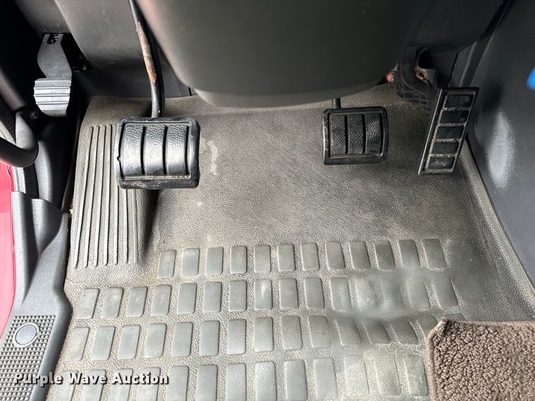 image for item DV5867 2000 Volvo VNL semi truck