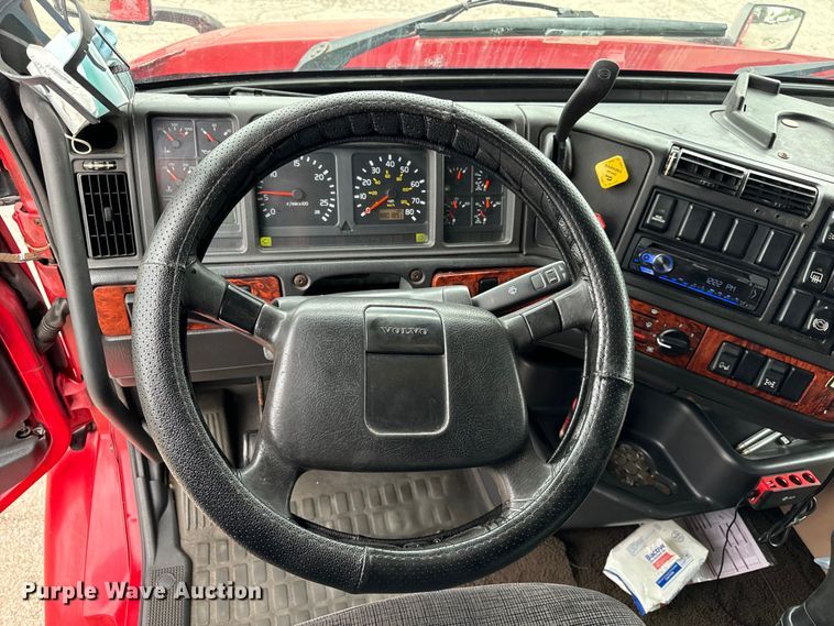 image for item DV5867 2000 Volvo VNL semi truck