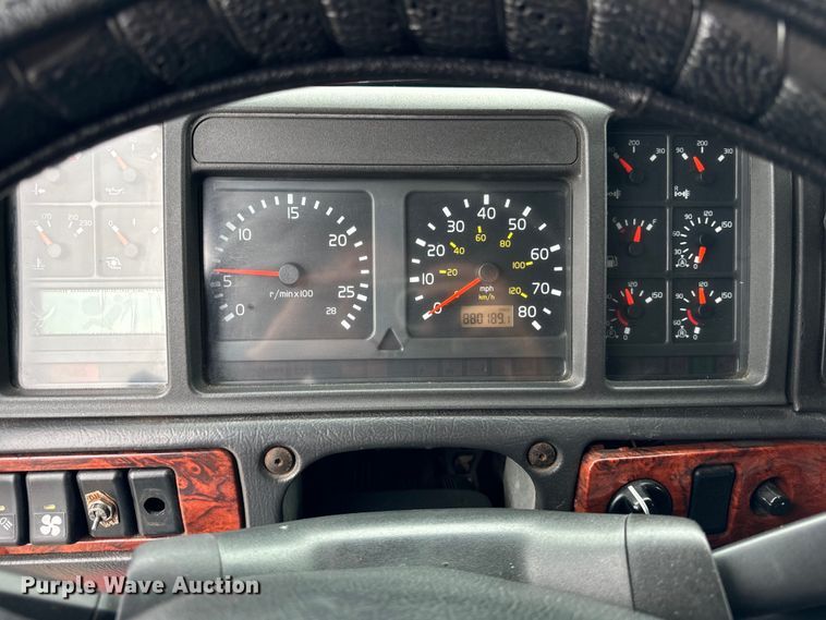 image for item DV5867 2000 Volvo VNL semi truck