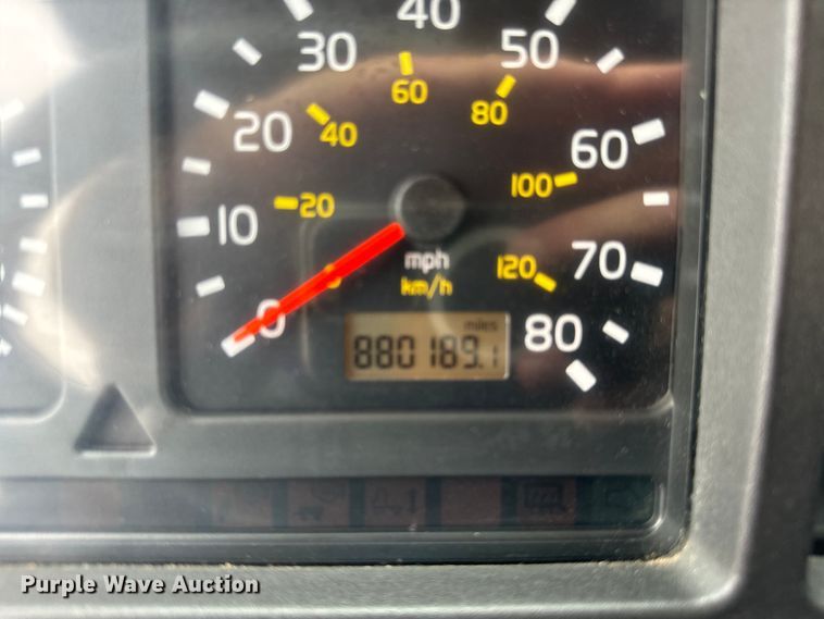 image for item DV5867 2000 Volvo VNL semi truck