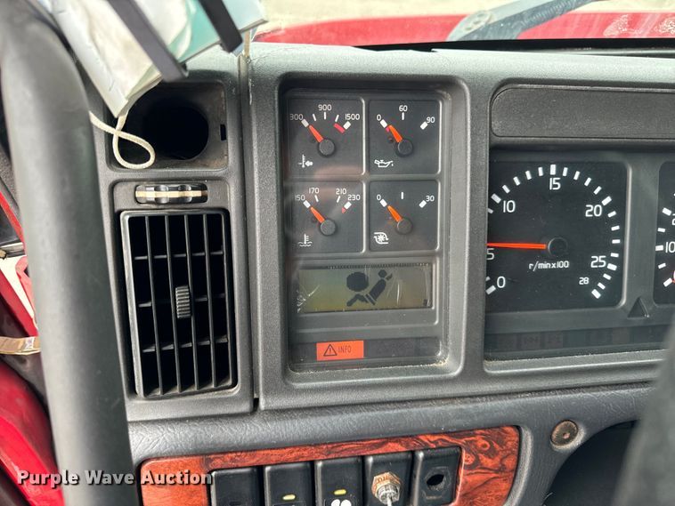 image for item DV5867 2000 Volvo VNL semi truck