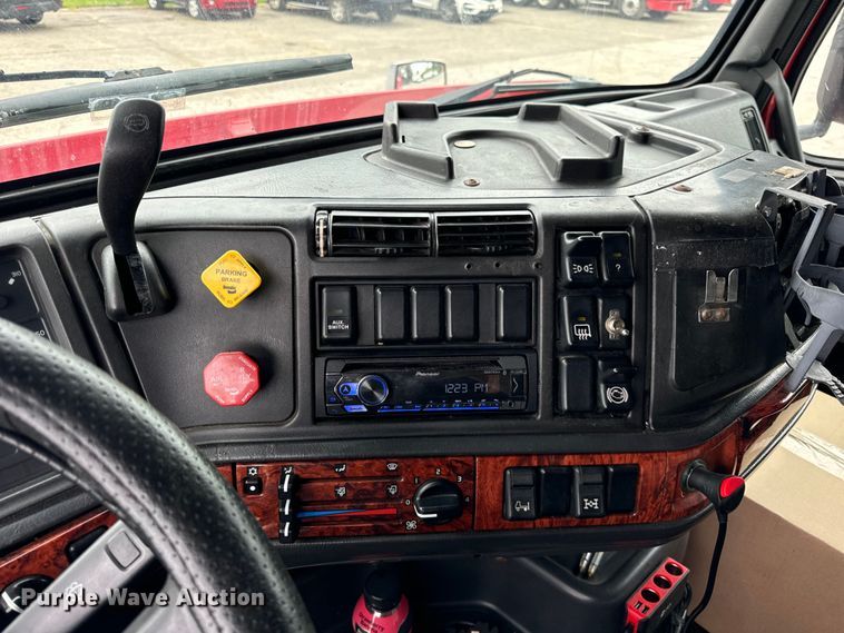 image for item DV5867 2000 Volvo VNL semi truck