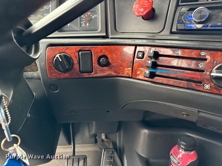 image for item DV5867 2000 Volvo VNL semi truck