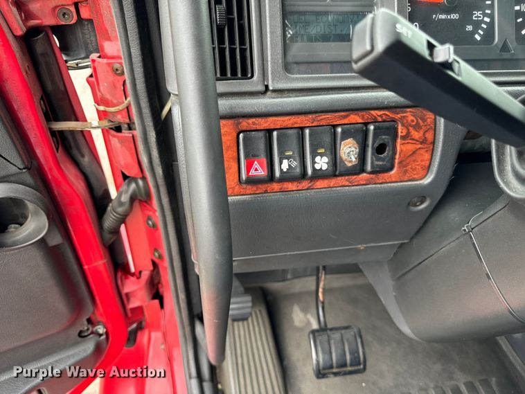 image for item DV5867 2000 Volvo VNL semi truck