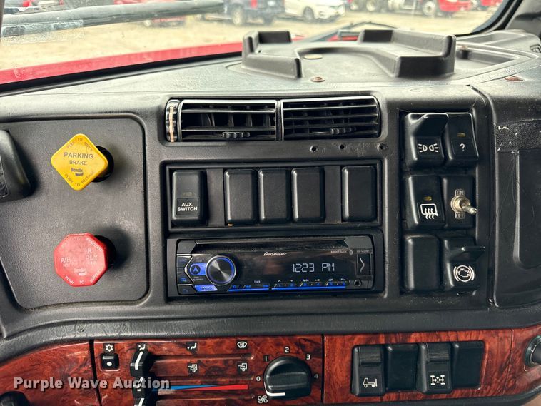 image for item DV5867 2000 Volvo VNL semi truck