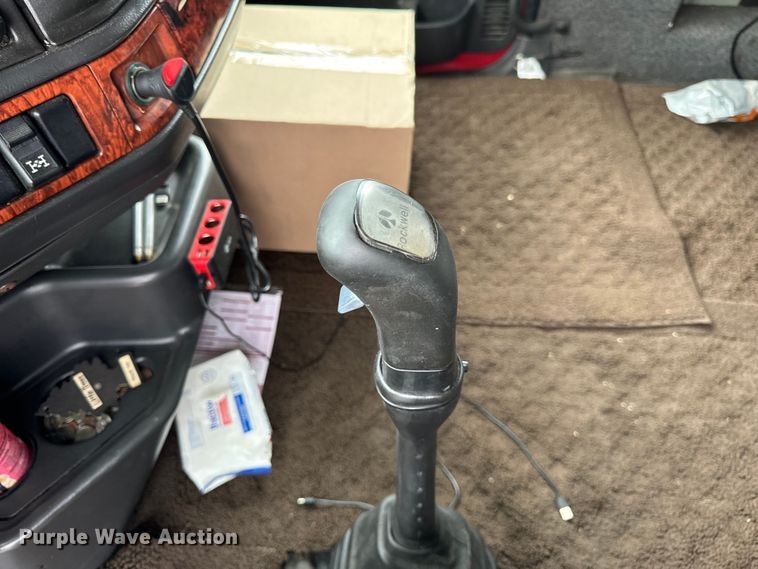 image for item DV5867 2000 Volvo VNL semi truck