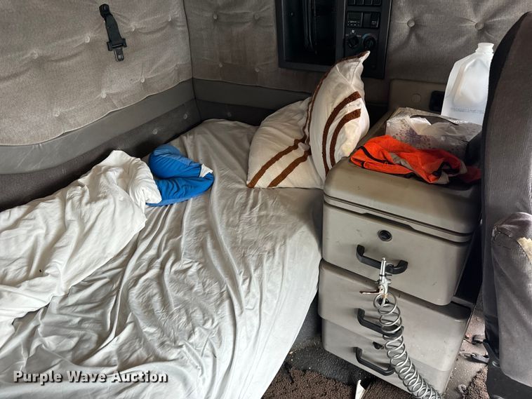 image for item DV5867 2000 Volvo VNL semi truck