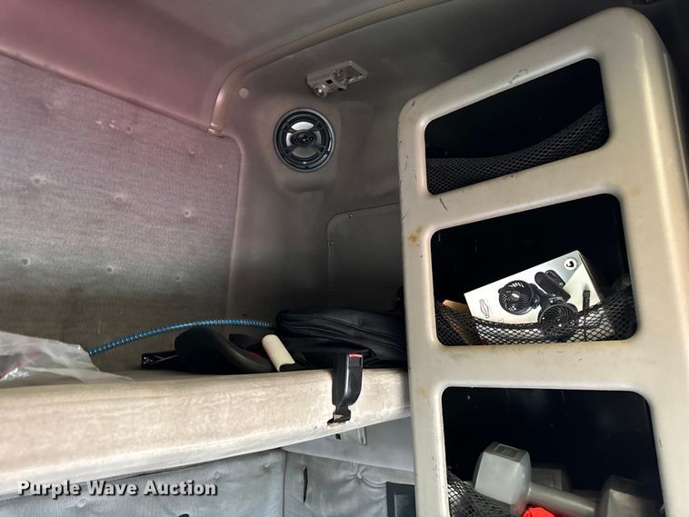 image for item DV5867 2000 Volvo VNL semi truck