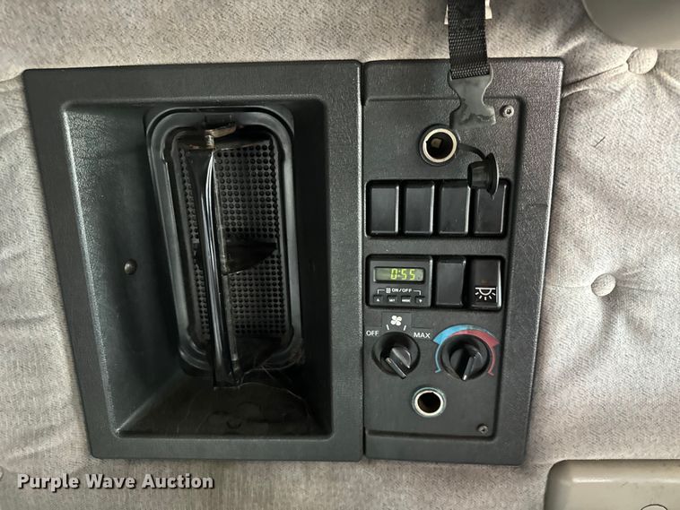 image for item DV5867 2000 Volvo VNL semi truck