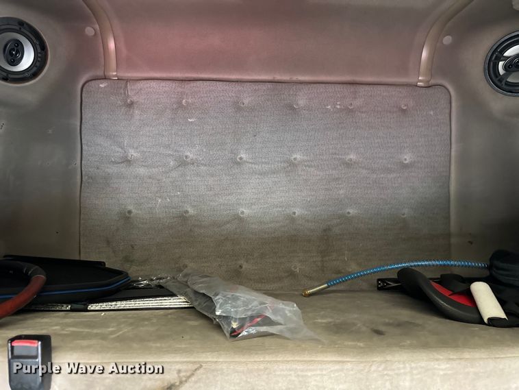 image for item DV5867 2000 Volvo VNL semi truck