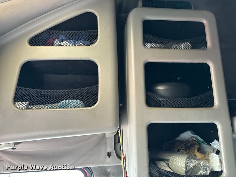 image for item DV5867 2000 Volvo VNL semi truck