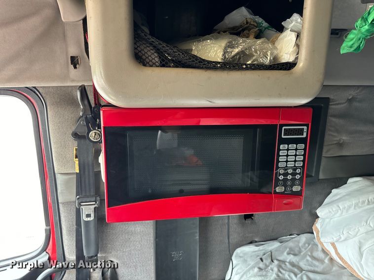 image for item DV5867 2000 Volvo VNL semi truck