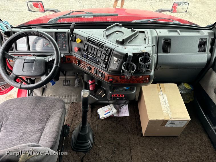 image for item DV5867 2000 Volvo VNL semi truck