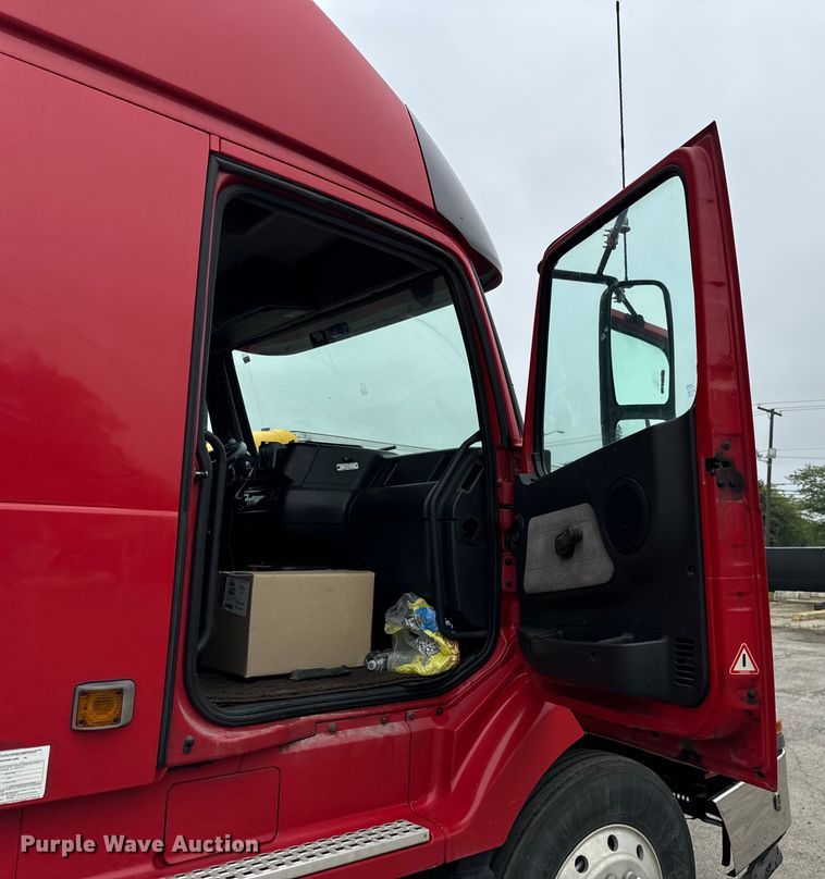 image for item DV5867 2000 Volvo VNL semi truck