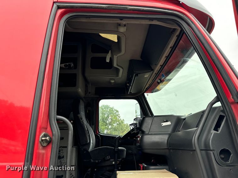 image for item DV5867 2000 Volvo VNL semi truck