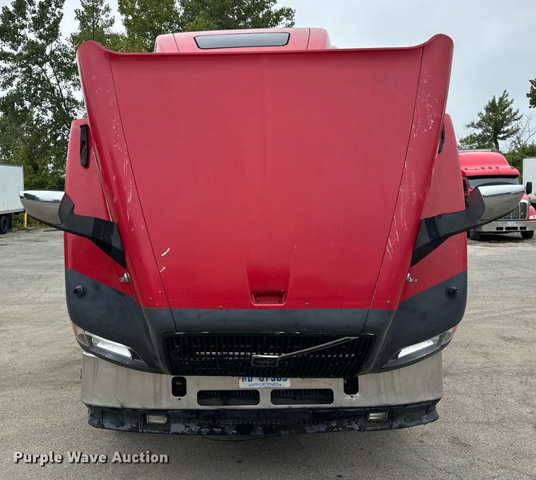 image for item DV5867 2000 Volvo VNL semi truck