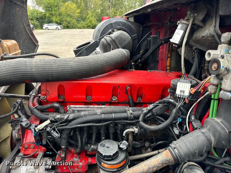 image for item DV5867 2000 Volvo VNL semi truck