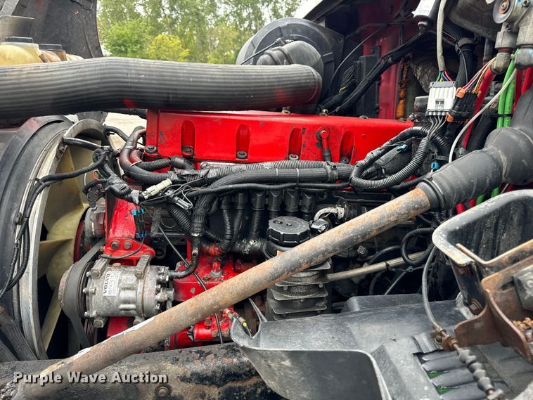 image for item DV5867 2000 Volvo VNL semi truck