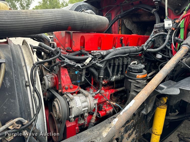 image for item DV5867 2000 Volvo VNL semi truck