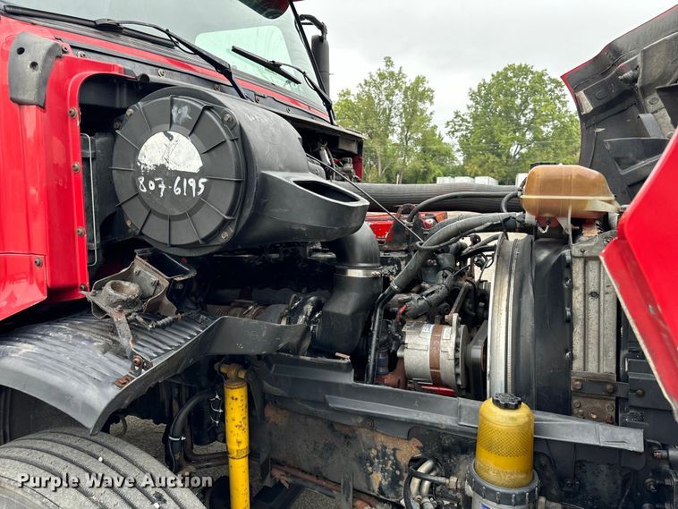 image for item DV5867 2000 Volvo VNL semi truck