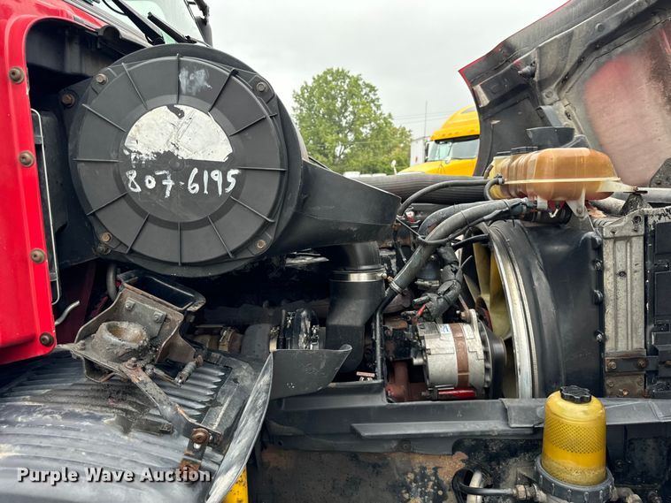 image for item DV5867 2000 Volvo VNL semi truck