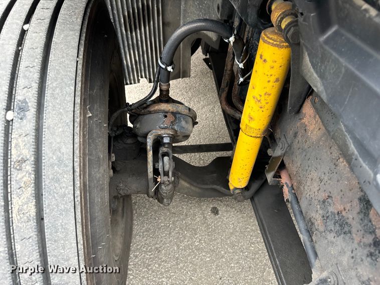 image for item DV5867 2000 Volvo VNL semi truck