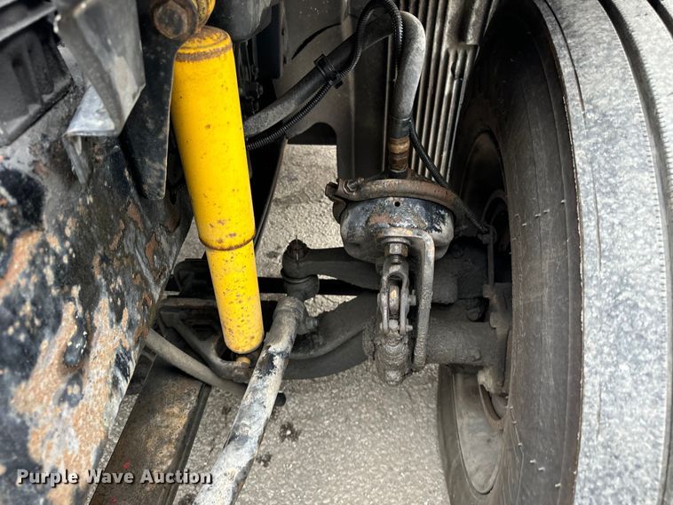 image for item DV5867 2000 Volvo VNL semi truck