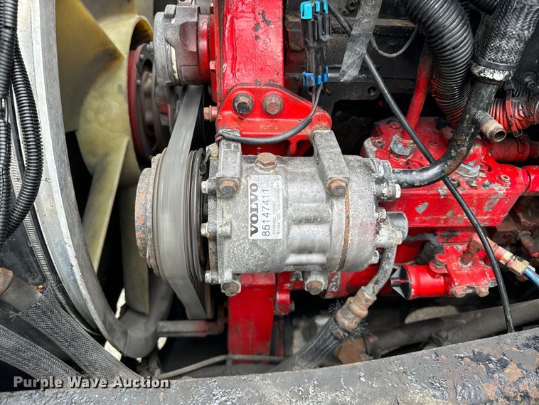 image for item DV5867 2000 Volvo VNL semi truck