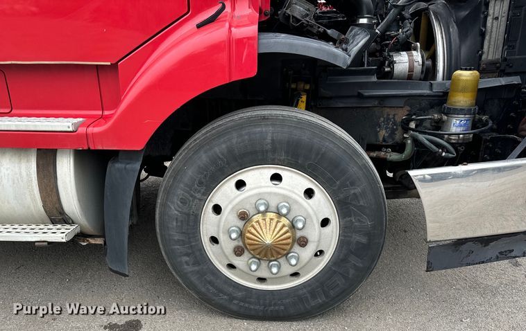 image for item DV5867 2000 Volvo VNL semi truck