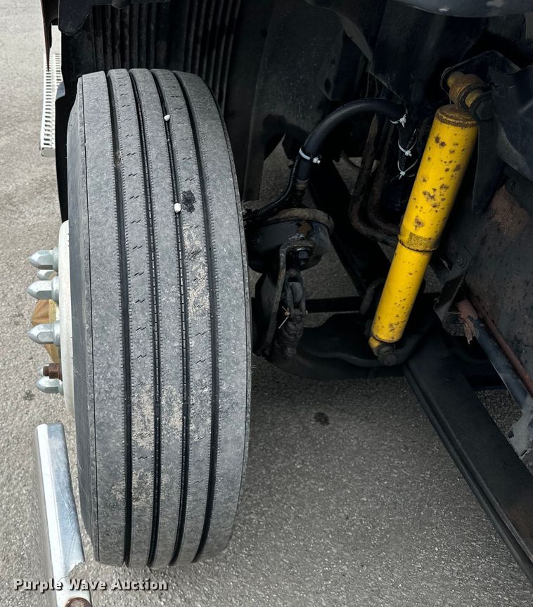 image for item DV5867 2000 Volvo VNL semi truck