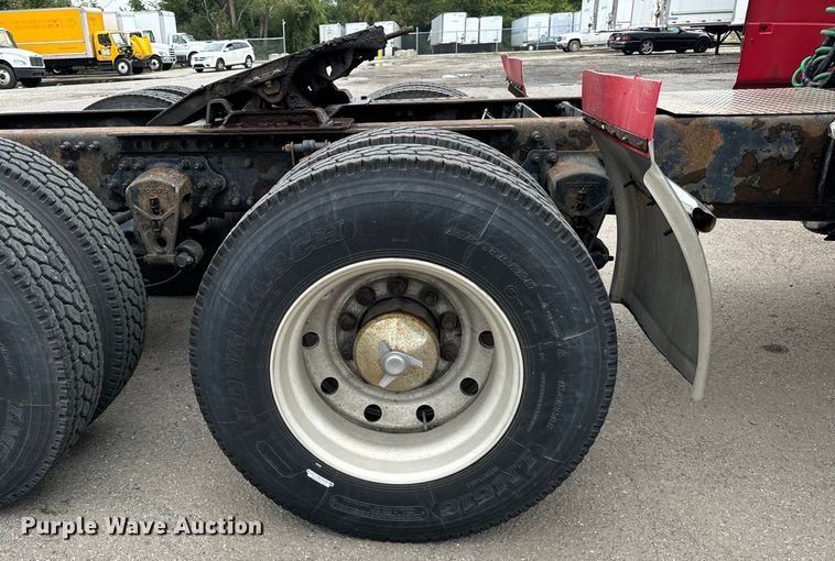 image for item DV5867 2000 Volvo VNL semi truck