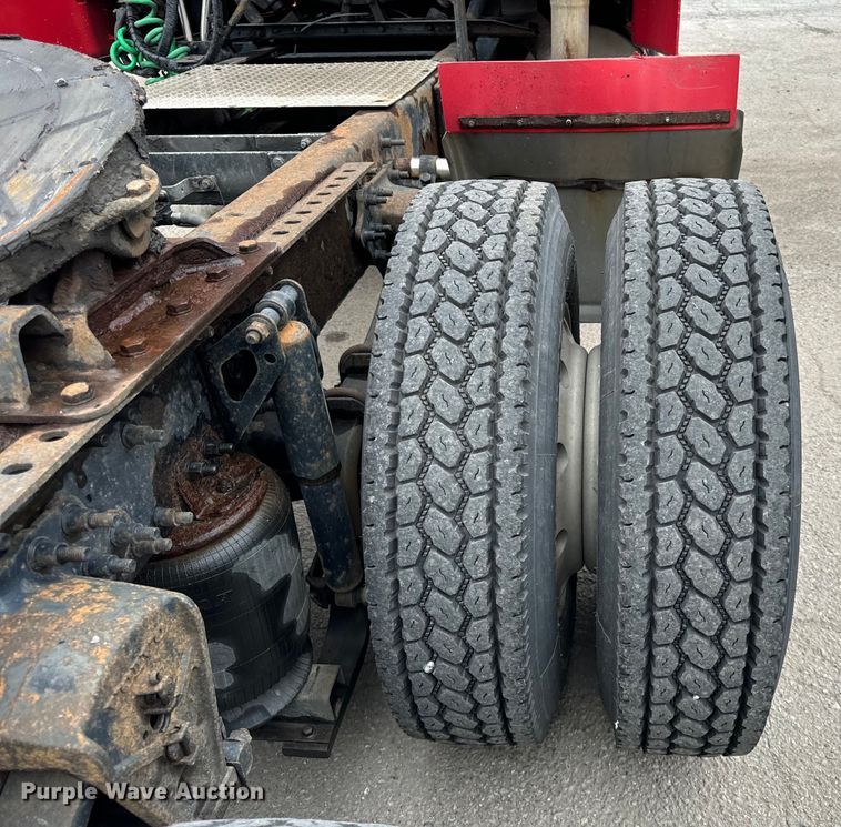 image for item DV5867 2000 Volvo VNL semi truck