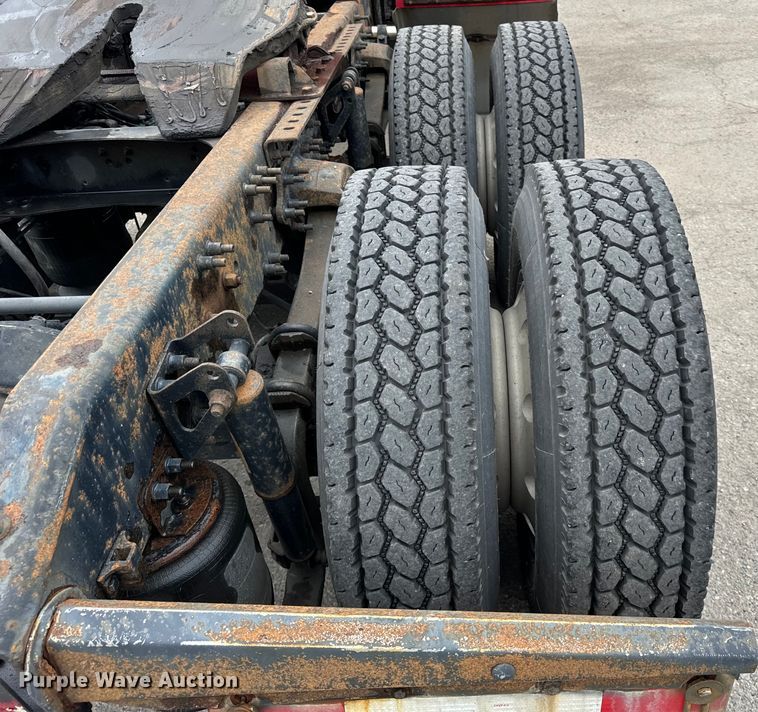 image for item DV5867 2000 Volvo VNL semi truck